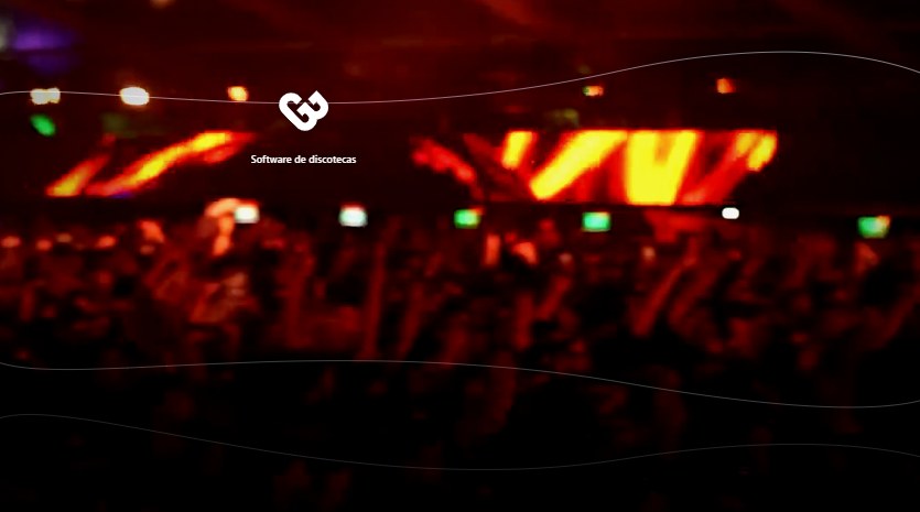 Pista llena de una discoteca frente a las pantallas LED, en plena noche