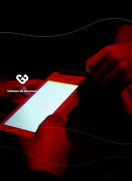 Cajero cobrando con el POS Point de Mercado Pago con la app de GBol en la barra de una discoteca, de noche