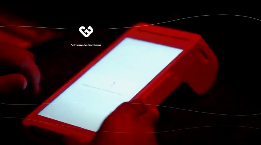 POS cobrando en la barra de una discoteca de noche, al comparar los mejores sistemas para discotecas en Argentina