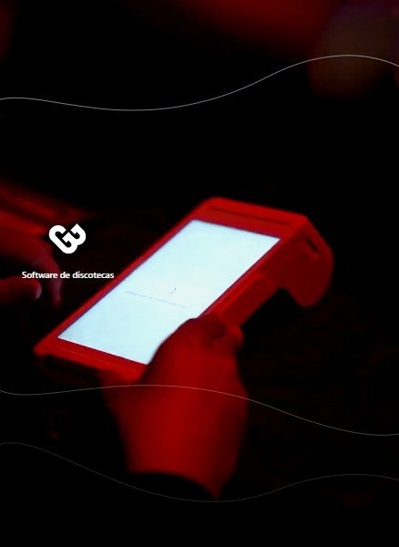 Terminal POS Android en la mano de un cajero, cobrando en la barra de una discoteca con luz roja