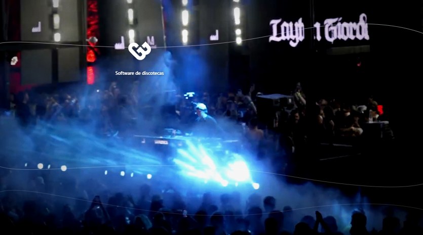 Pista de un boliche llena, con láseres y DJ, en una noche gestionada con el sistema para boliches GBol
