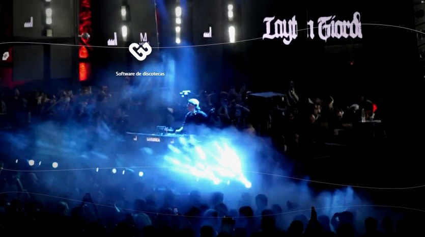 DJ en escena y pista llena en una discoteca que usa GBol, el sistema para discotecas