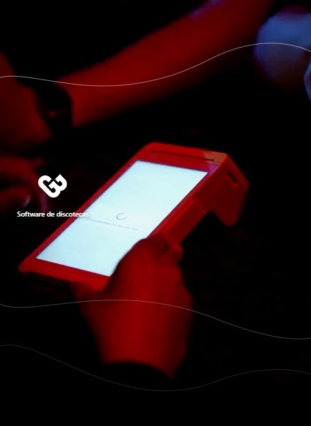 Terminal POS encendida en la mano del cajero de una discoteca, bajo la luz roja de la barra