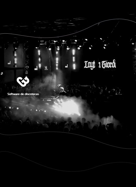 Boliche lleno en blanco y negro: el público frente a la cabina del DJ entre humo y luces, la noche en que importan la capacidad máxima y el control de admisión