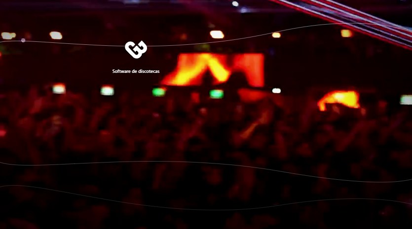 Multitud frente a la pantalla del escenario en un evento de música electrónica, el tipo de evento donde se pagan los consumos con pulseras cashless