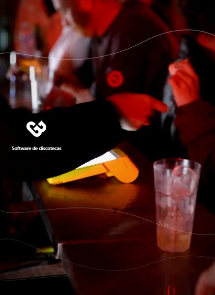 Punto de venta para bar: Point de Mercado Pago con la pantalla encendida sobre la barra, junto a un trago, con clientes detrás